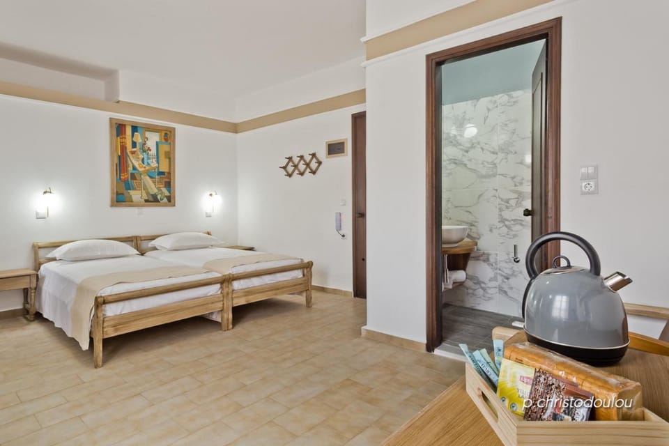 Bed, Food and drinks, Photo of the whole room, Bedroom