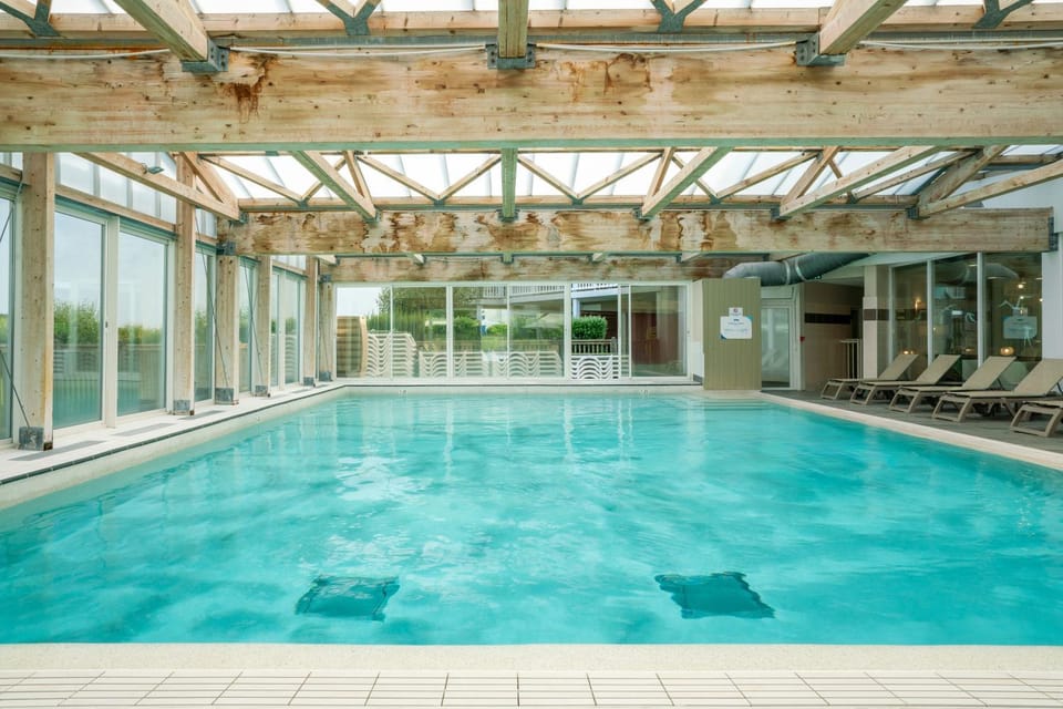 Pool view, Swimming pool, sunbed