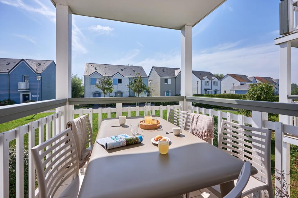 Patio, Day, Summer, Balcony/Terrace, Food and drinks, Seating area, Dining area, Time of day
