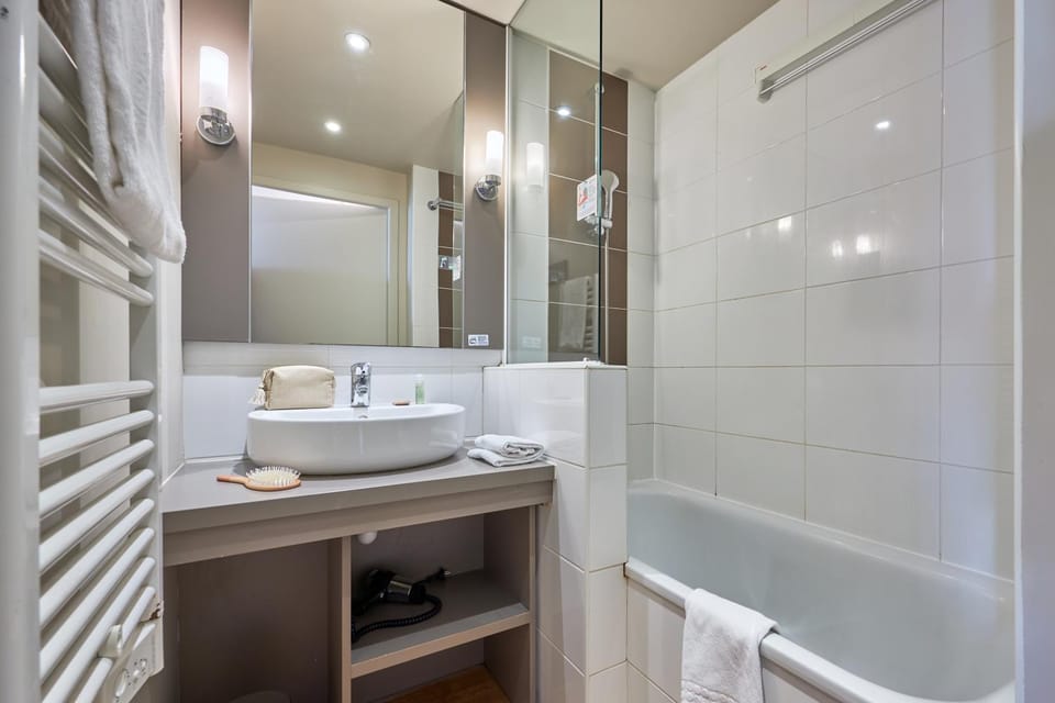 Bathroom, Bath, towels