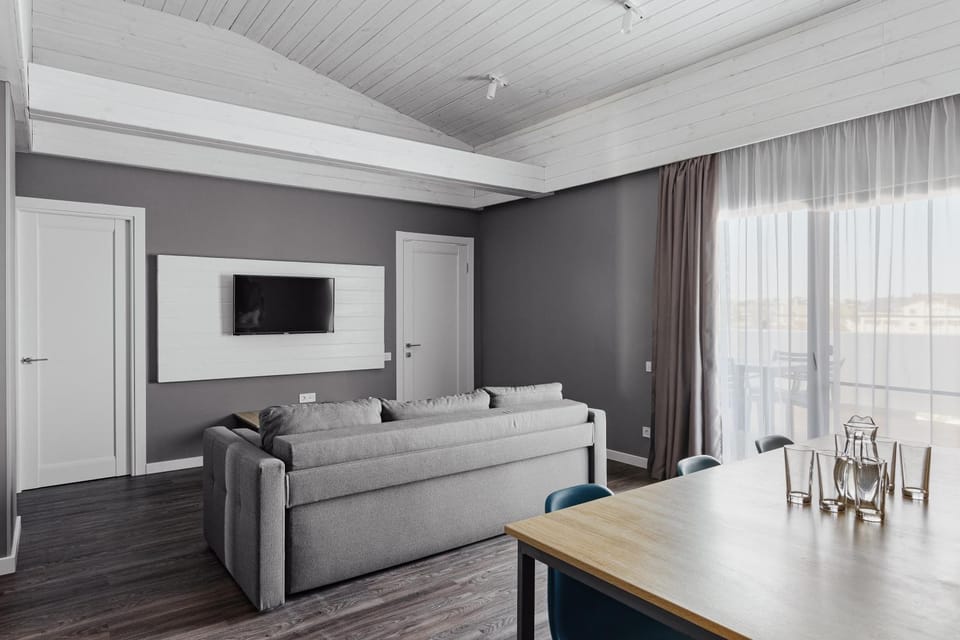 TV and multimedia, Coffee/tea facilities, Kitchen or kitchenette, Living room, Seating area, Dining area