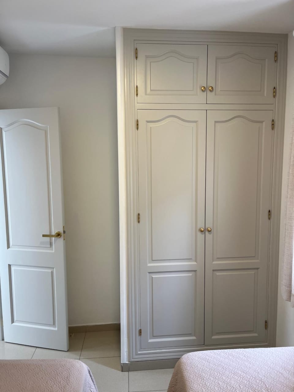 Photo of the whole room, Bedroom, wardrobe
