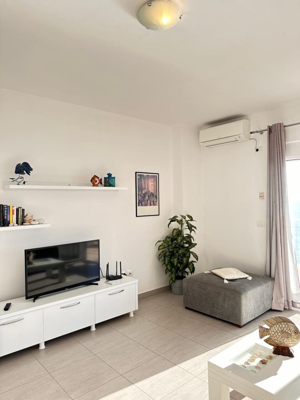 Communal lounge/ TV room, TV and multimedia, Living room, Seating area, air conditioner