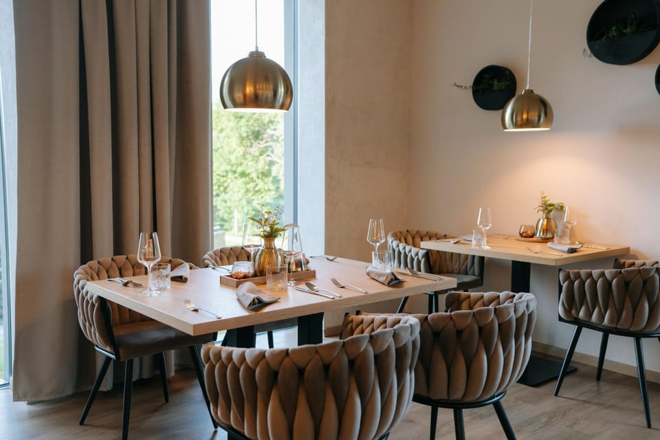 Restaurant/places to eat, Food and drinks, Seating area, Dining area, Drinks, Alcoholic drinks