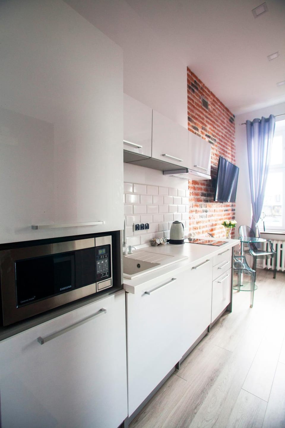 Kitchen or kitchenette, Photo of the whole room, oven