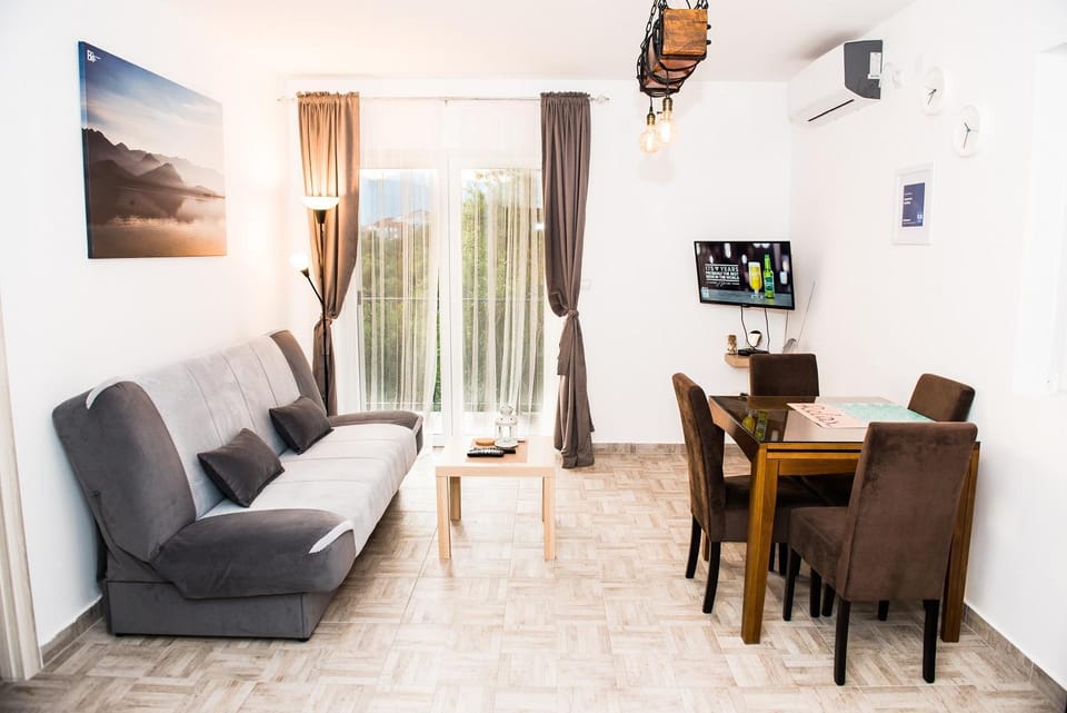 View (from property/room), Living room, Seating area, Dining area, City view, Garden view, Sea view