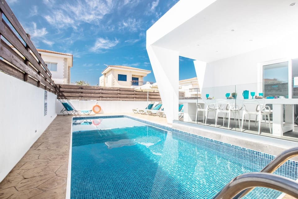 Dining area, Swimming pool, Swimming pool