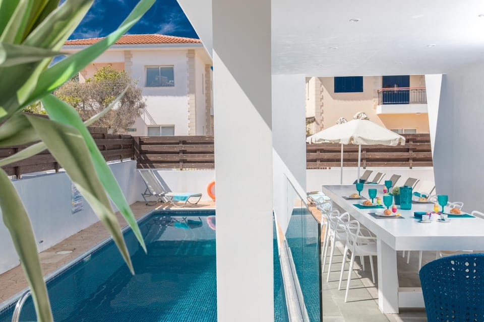 Patio, Dining area, Swimming pool, Swimming pool