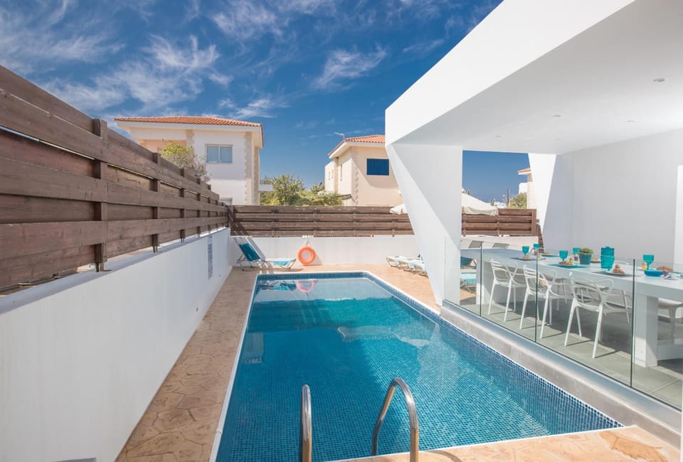 Dining area, Swimming pool, Swimming pool