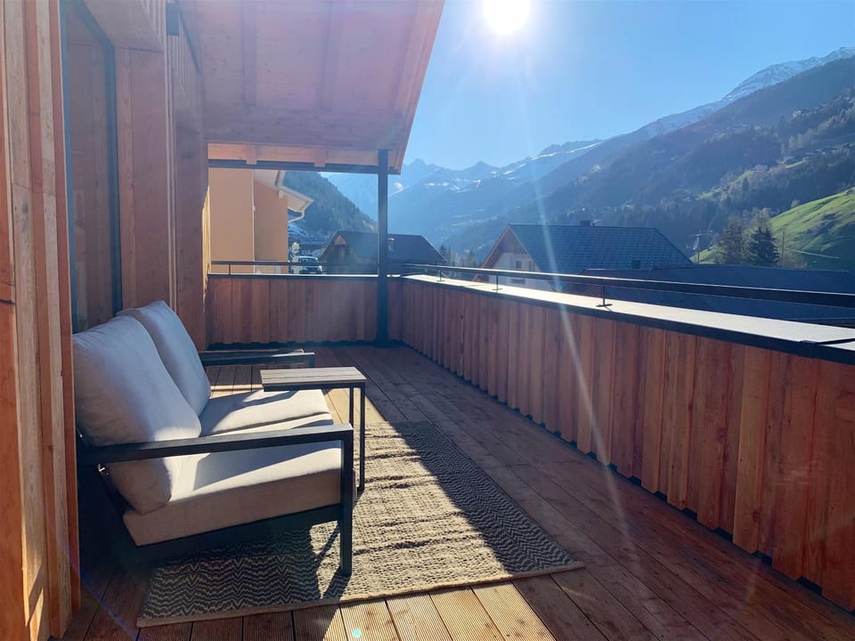 Balcony/Terrace, Mountain view
