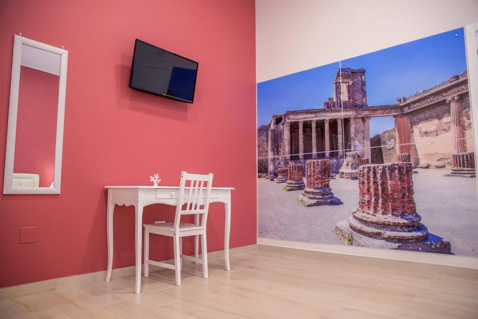Photo of the whole room, Decorative detail