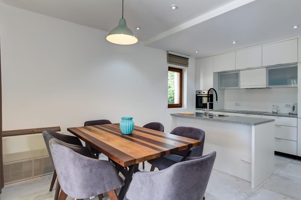 Kitchen or kitchenette, Dining area