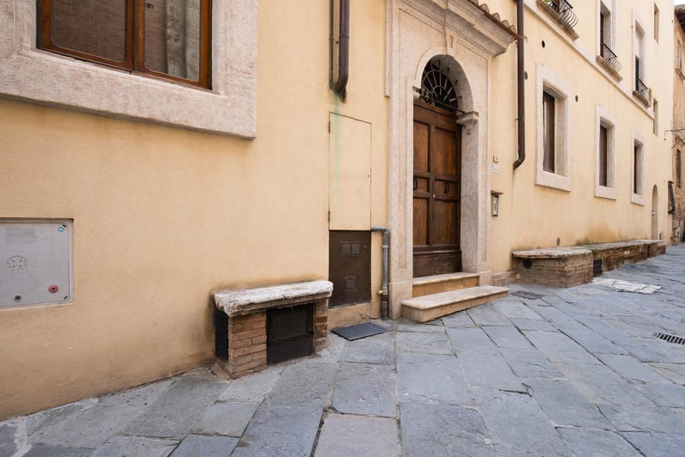 Facade/entrance, Neighbourhood