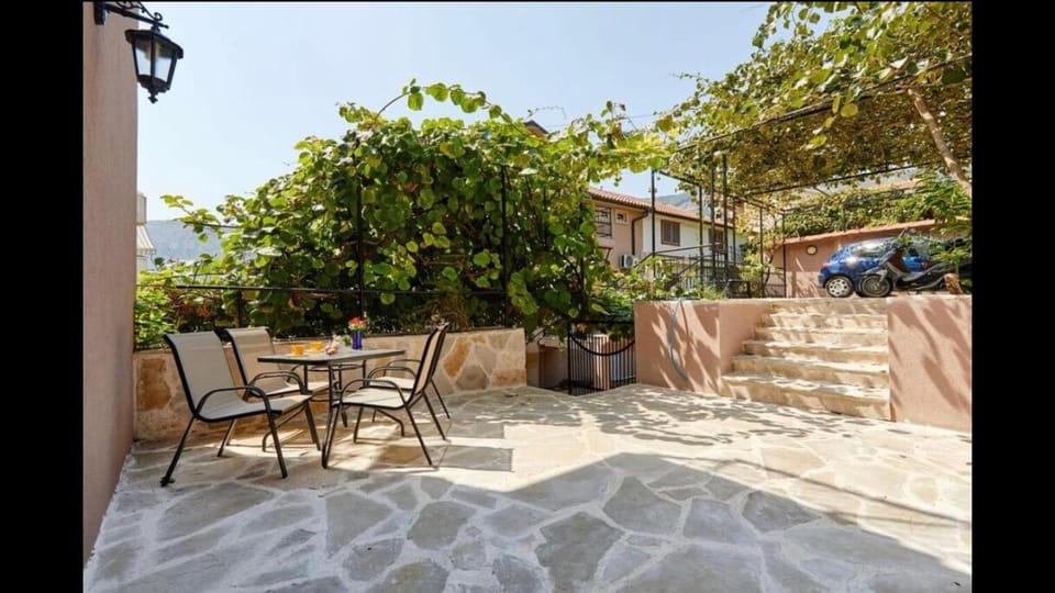 Patio, Off site, Day, Neighbourhood, Garden, Balcony/Terrace, Seating area, City view, Mountain view
