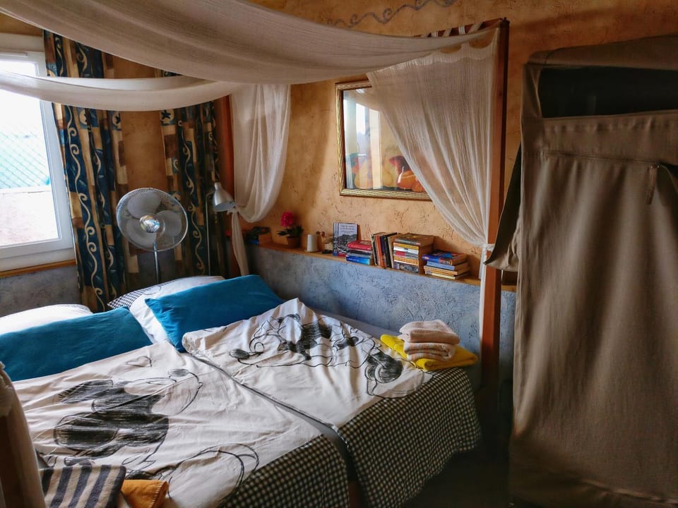 Bed, Photo of the whole room, Decorative detail, Decorative detail, Bedroom