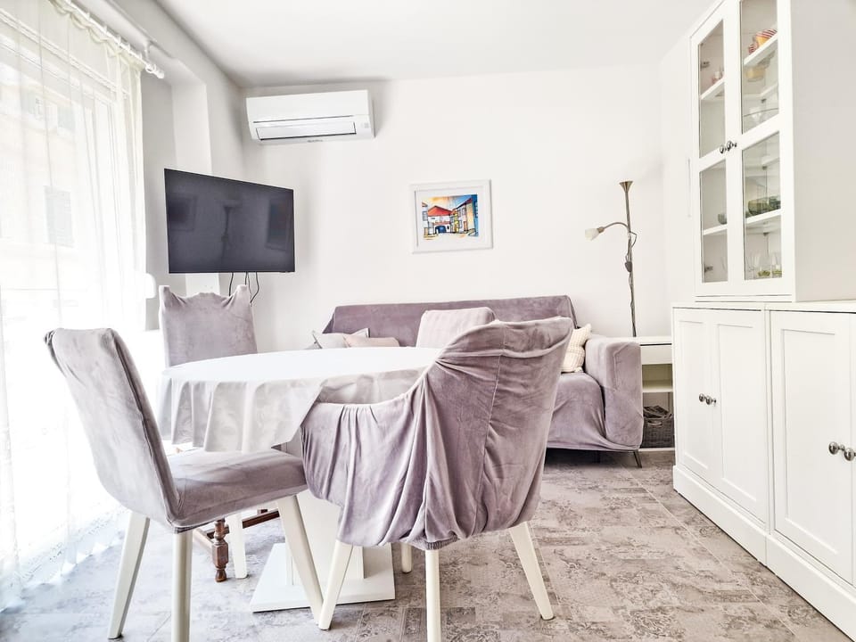 TV and multimedia, Living room, Seating area, Dining area, air conditioner