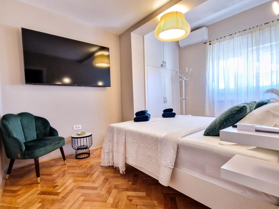 Bed, TV and multimedia, Photo of the whole room, Bedroom, hair dresser, towels