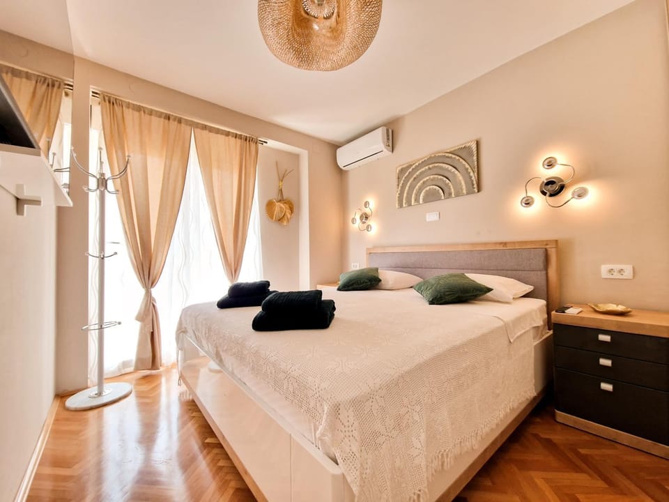 Bed, Bedroom, towels, air conditioner