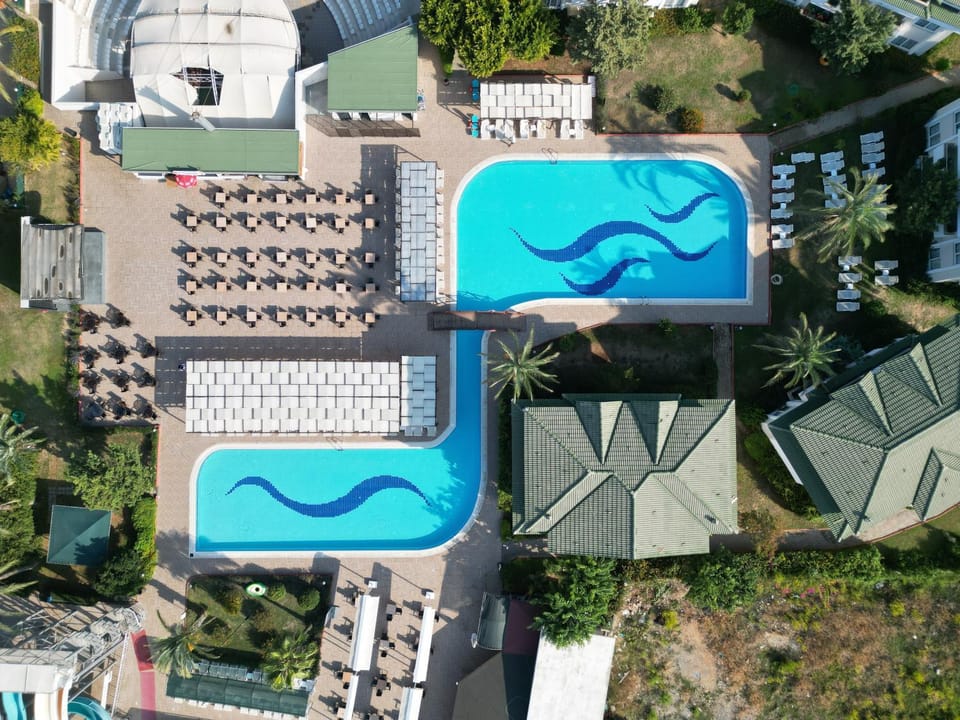 Bird's eye view, Swimming pool, sunbed, towels
