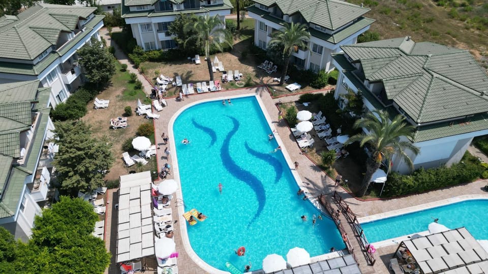 Property building, Bird's eye view, Pool view, Swimming pool, sunbed, towels