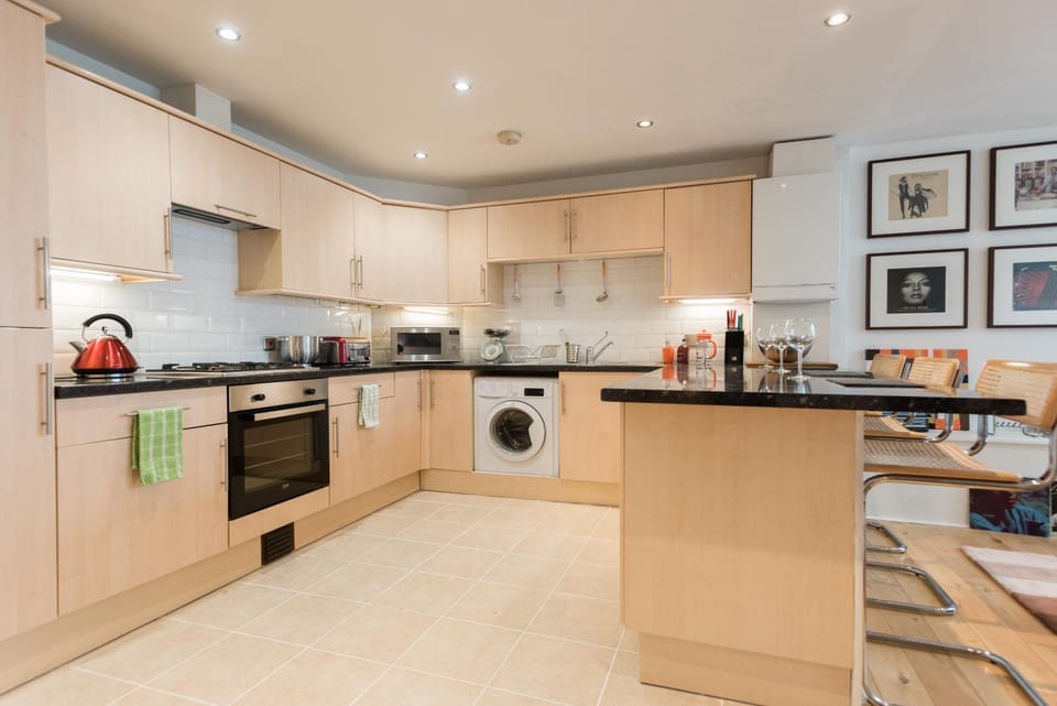 Central Home with Parking near Waterloo & St Thomas & Big Ben & Parliament Apartment in London Borough of Southwark