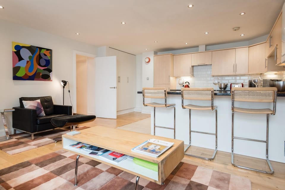 Central Home with Parking near Waterloo & St Thomas & Big Ben & Parliament Apartment in London Borough of Southwark