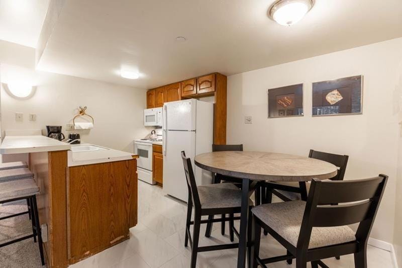 Kitchen or kitchenette, Dining area