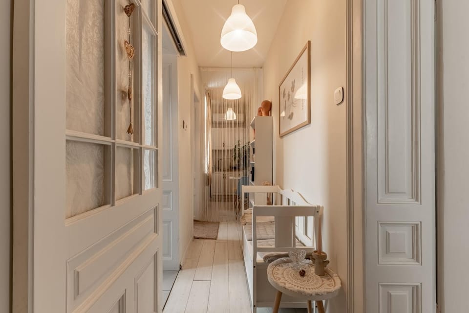 Seating area, air conditioner