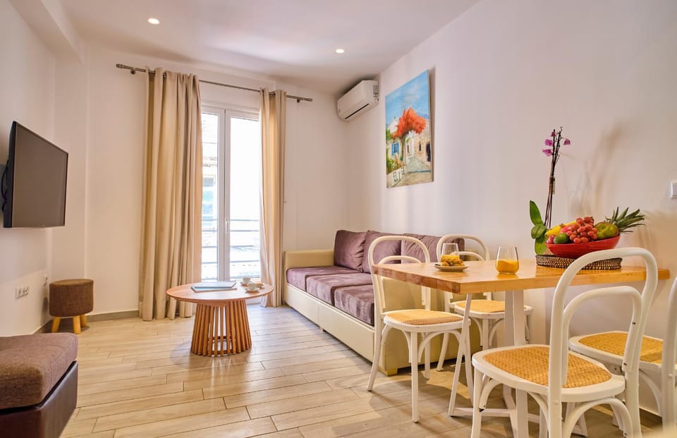 TV and multimedia, Living room, Seating area, Dining area, air conditioner