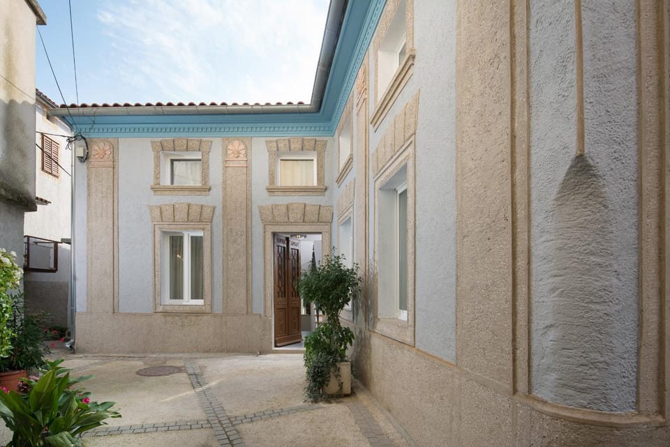 Property building, Facade/entrance, Off site, Neighbourhood, Decorative detail