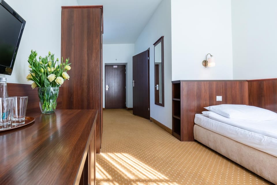 TV and multimedia, Photo of the whole room, Bedroom