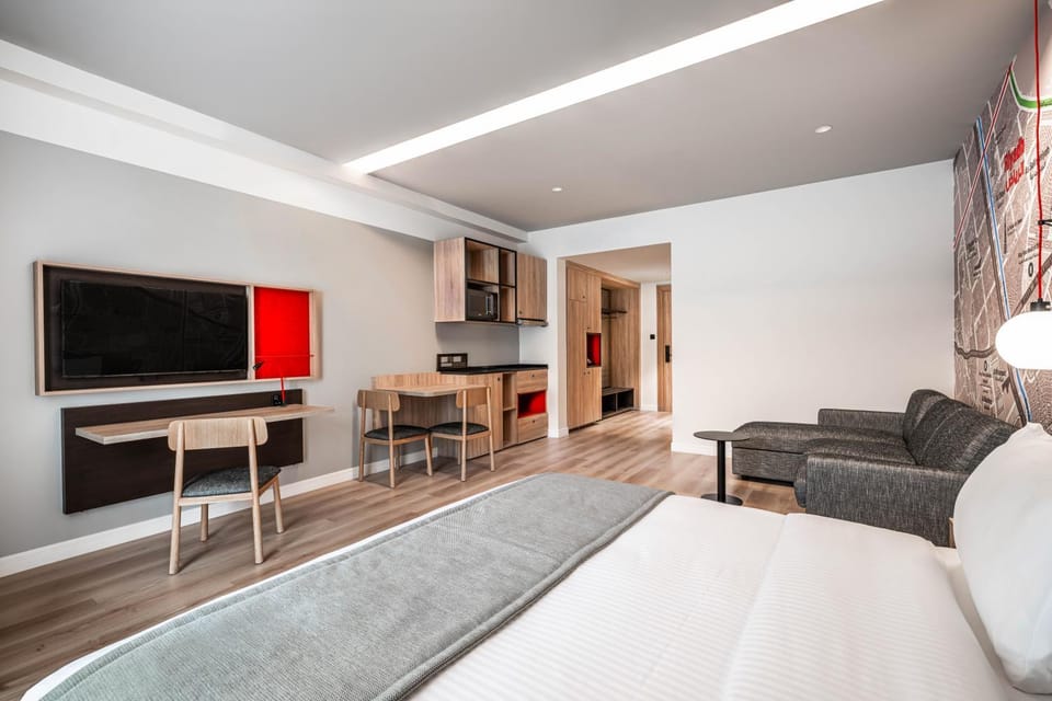 Bed, TV and multimedia, Kitchen or kitchenette, Living room, Photo of the whole room, Seating area, Bedroom, minibar, wardrobe