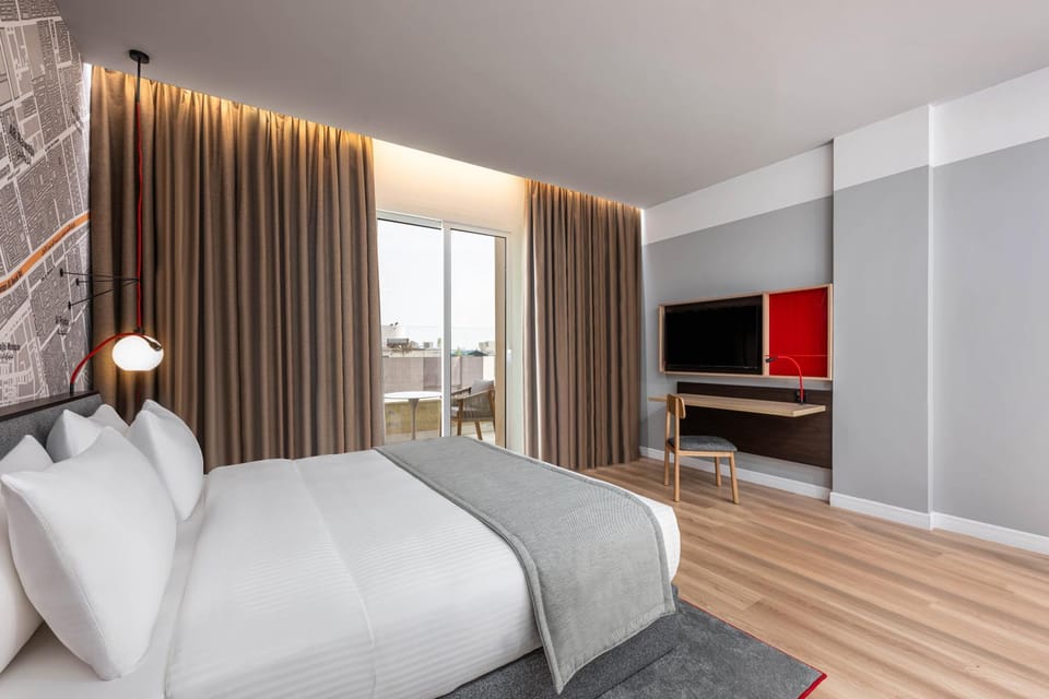 Bed, TV and multimedia, Bedroom, City view, Quiet street view