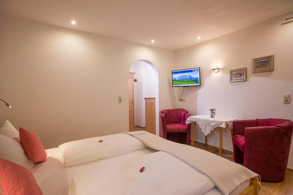 Bed, TV and multimedia, Bedroom