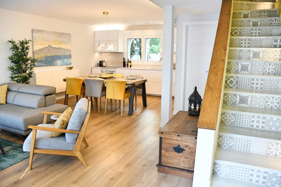 Kitchen or kitchenette, Living room, Seating area, Dining area