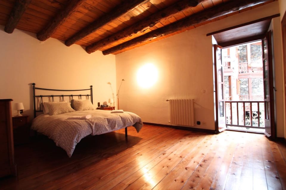 H4, Bordes d'Arinsal, Triplex Rustico con chimenea, Arinsal, Zona vallnord Apartment in Andorra