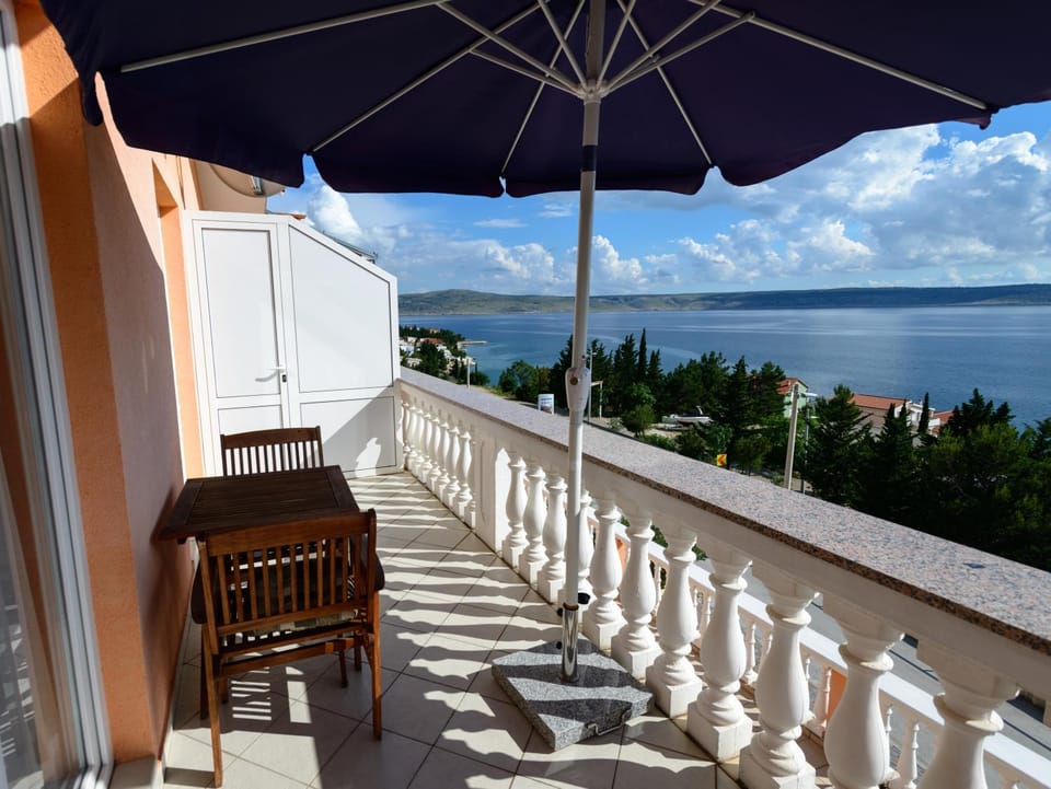 Property building, Balcony/Terrace, Sea view
