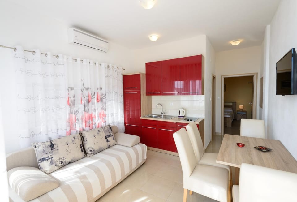 Kitchen or kitchenette, Living room, Seating area, Dining area