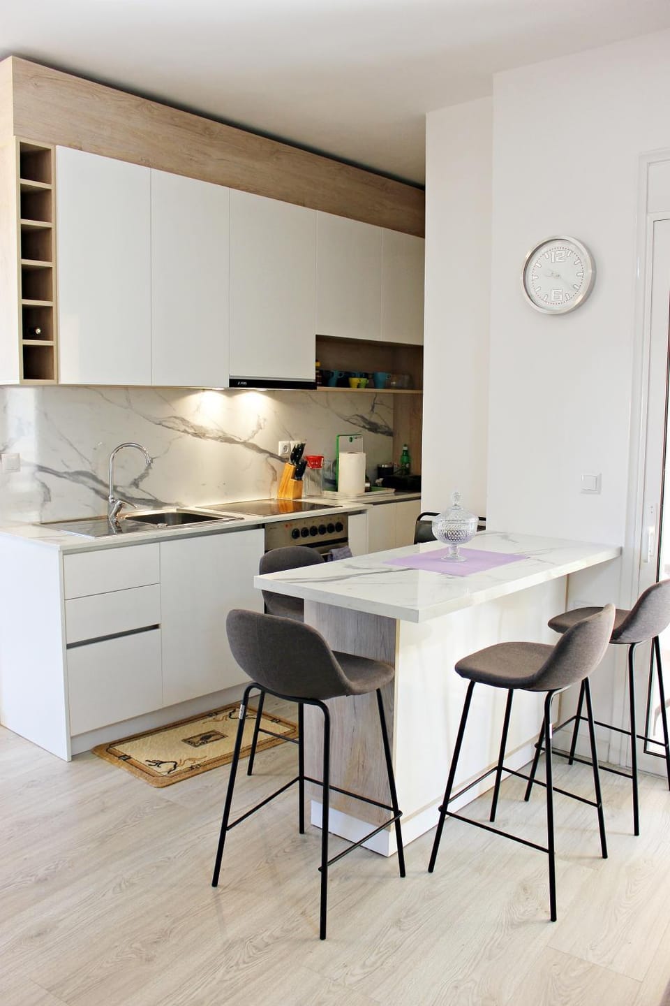 Kitchen or kitchenette, Dining area
