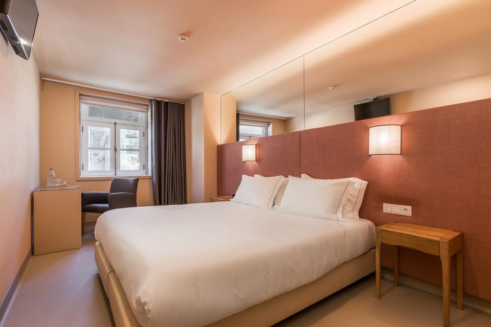 Bed, TV and multimedia, Seating area, Bedroom, air conditioner