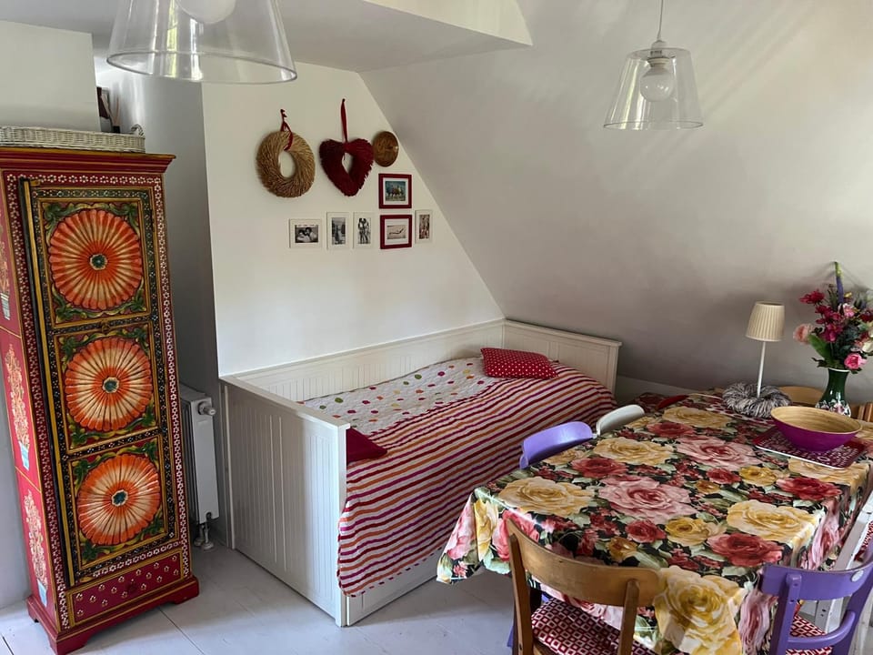 Bed, Food and drinks, Photo of the whole room, Dining area