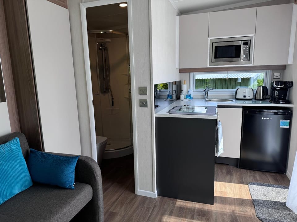 Kitchen or kitchenette, Seating area, toaster