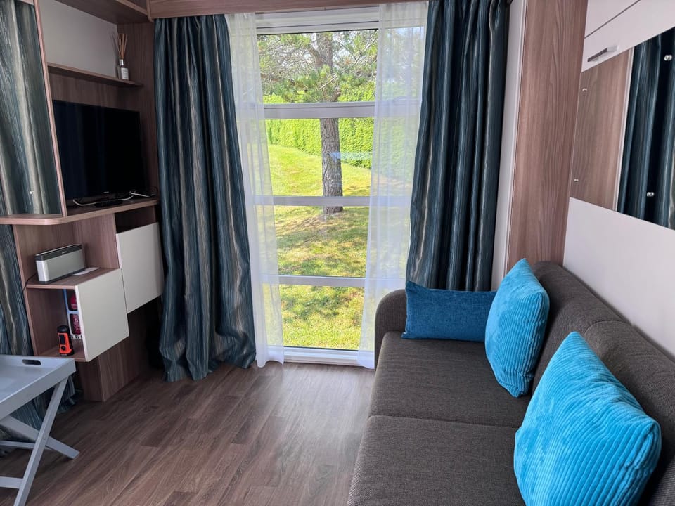 TV and multimedia, Seating area, Garden view