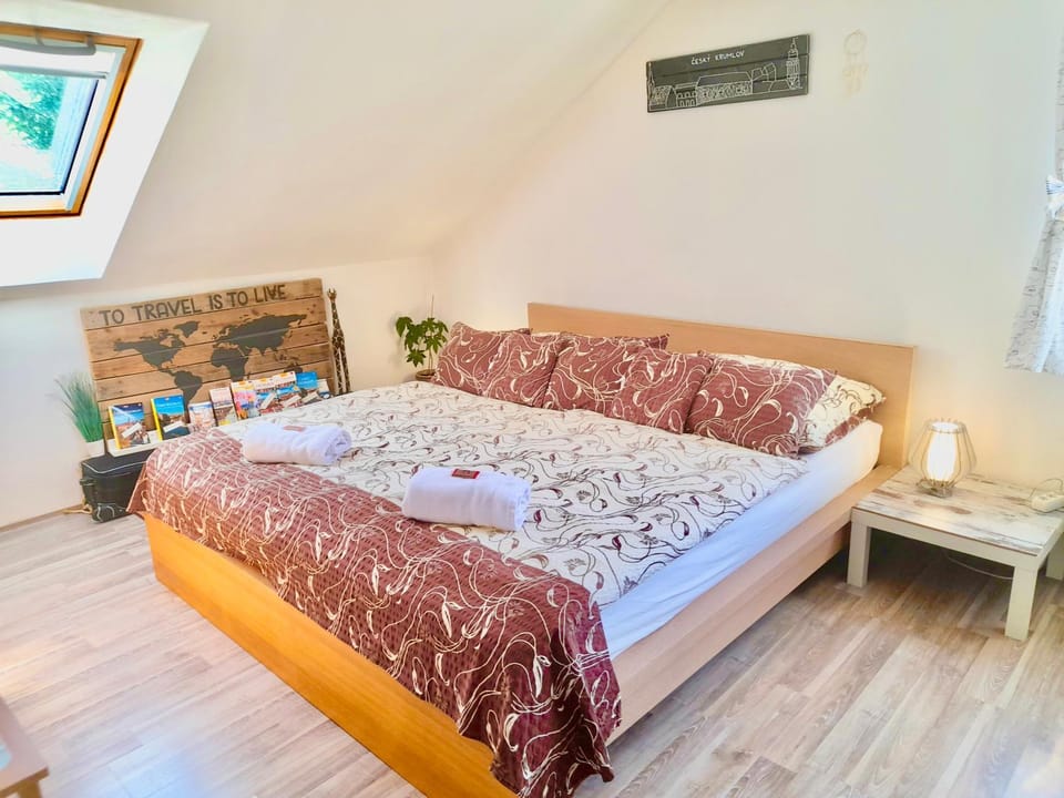 Bed, TV and multimedia, Bedroom, towels