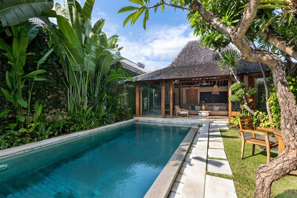 Villa Saffira, Seminyak - Pool, Garden, Rooftop - Walk to Beach and Cafes! Villa in Kuta