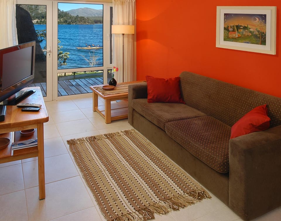 TV and multimedia, Balcony/Terrace, Living room, Seating area, Garden view, Lake view, Mountain view