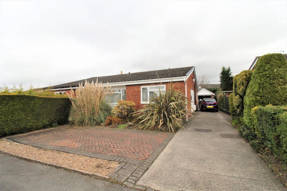 Spacious bungalow - private secure garden - sleeps up to 6 House in England