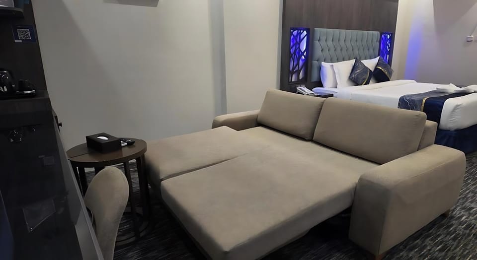 Bed, TV and multimedia, Bedroom