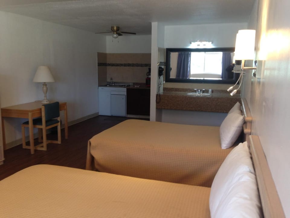 Mount-N-Lake Motel Motel in Wofford Heights