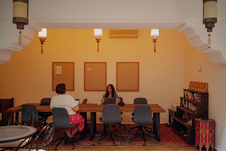Seating area, Area and facilities